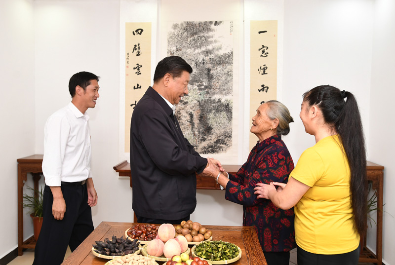 　　9月16日至18日，中共中央總書(shū)記、國家主席、中央軍委主席習近平在河南考察。這是16日下午，習近平在信陽(yáng)市新縣田鋪鄉田鋪大塆“老家寒舍”民宿店，同店主一家親切交談。 新華社記者 謝環(huán)馳 攝