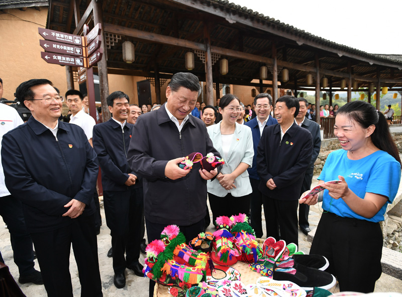 　　9月16日至18日，中共中央總書(shū)記、國家主席、中央軍委主席習近平在河南考察。這是16日下午，習近平在信陽(yáng)市新縣田鋪鄉田鋪大塆考察調研。 新華社記者 謝環(huán)馳 攝