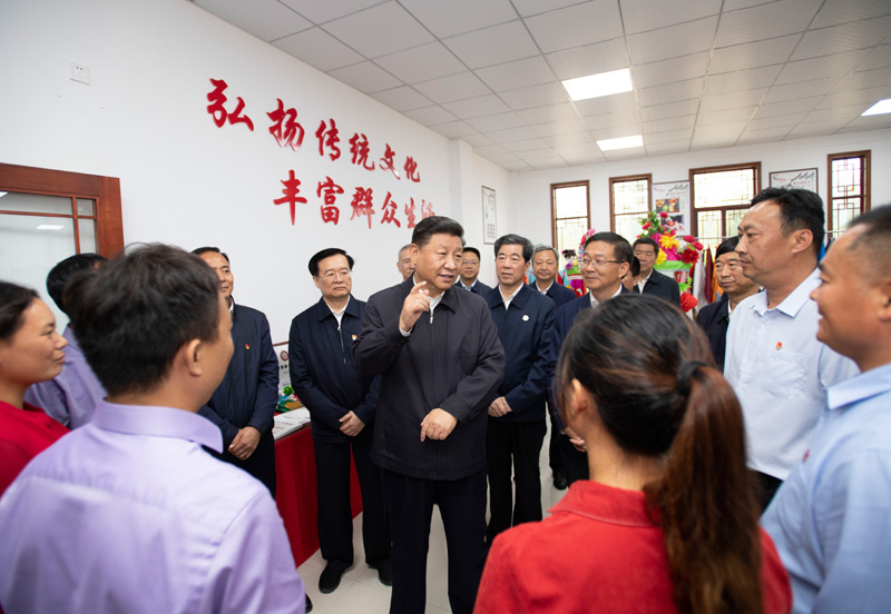 9月16日至18日，中共中央總書(shū)記、國家主席、中央軍委主席習近平在河南考察。這是17日上午，習近平在信陽(yáng)市光山縣文殊鄉東岳村文化接待中心，同當地脫貧致富帶頭人親切交流，勉勵他們帶動(dòng)更多鄉親們致富。新華社記者 謝環(huán)馳 攝