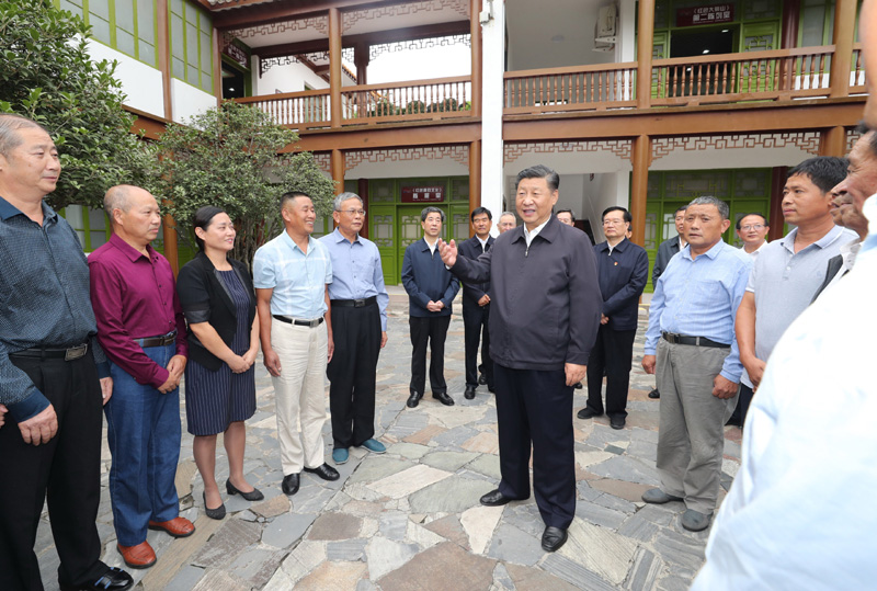 　　9月16日至18日，中共中央總書(shū)記、國家主席、中央軍委主席習近平在河南考察。這是16日下午，習近平在位于信陽(yáng)市新縣的鄂豫皖蘇區首府革命博物館，同當地紅軍后代、革命烈士家屬代表親切交談。 新華社記者 鞠鵬 攝