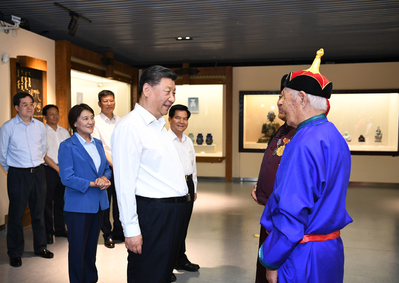 7月15日至16日，中共中央總書(shū)記、國家主席、中央軍委主席習近平在內蒙古考察并指導開(kāi)展“不忘初心、牢記使命”主題教育。這是15日上午，習近平在赤峰博物館同古典民族史詩(shī)《格薩（斯）爾》非物質(zhì)文化遺產(chǎn)傳承人親切交談。