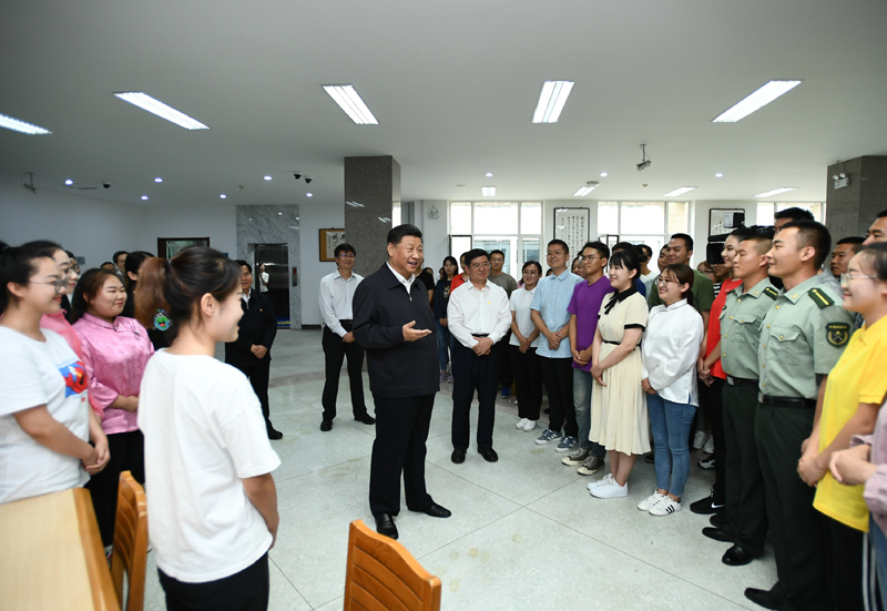 7月15日至16日，中共中央總書(shū)記、國家主席、中央軍委主席習近平在內蒙古考察并指導開(kāi)展“不忘初心、牢記使命”主題教育。這是16日上午，習近平在內蒙古大學(xué)圖書(shū)館同學(xué)生們親切交談，勉勵他們志存高遠、腳踏實(shí)地、發(fā)奮圖強。