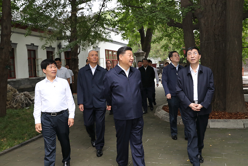 9月12日，中共中央總書(shū)記、國家主席、中央軍委主席習近平視察中共中央北京香山革命紀念地。這是習近平瞻仰雙清別墅。