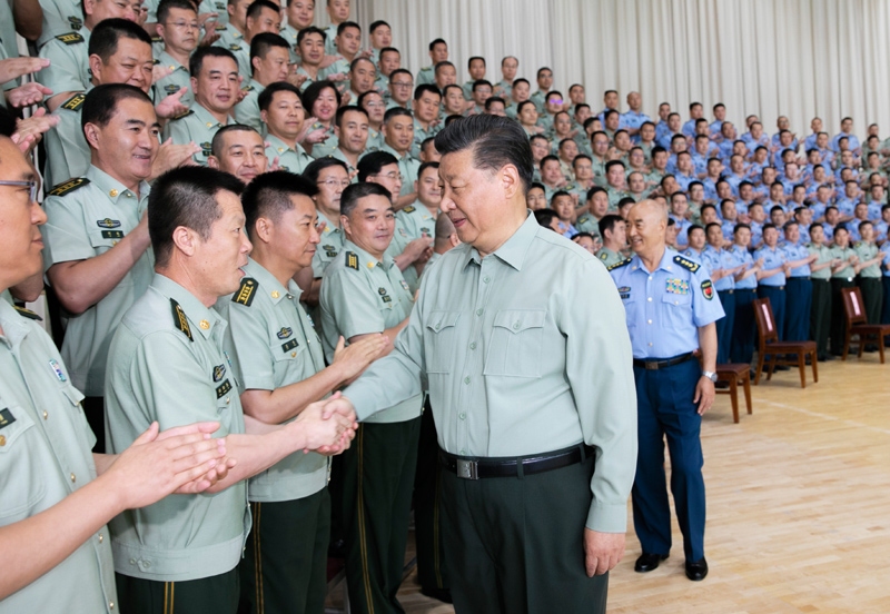 8月22日，中共中央總書(shū)記、國家主席、中央軍委主席習近平到空軍某基地視察。這是習近平親切接見(jiàn)駐甘肅部隊副師職以上領(lǐng)導干部和團級單位主官。