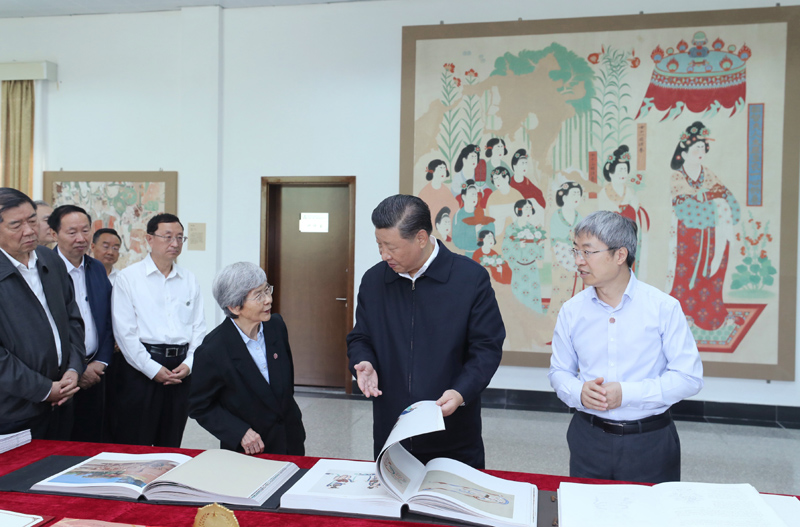 8月19日至22日，中共中央總書(shū)記、國家主席、中央軍委主席習近平在甘肅考察。這是19日下午，習近平在敦煌研究院察看珍藏文物和學(xué)術(shù)成果展示，了解文物保護和研究、弘揚優(yōu)秀歷史文化情況。