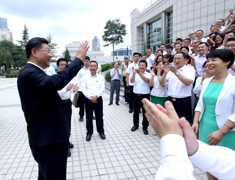 8月19日至22日，中共中央總書(shū)記、國家主席、中央軍委主席習近平在甘肅考察。這是21日下午，習近平在讀者出版集團有限公司同工作人員親切交談。