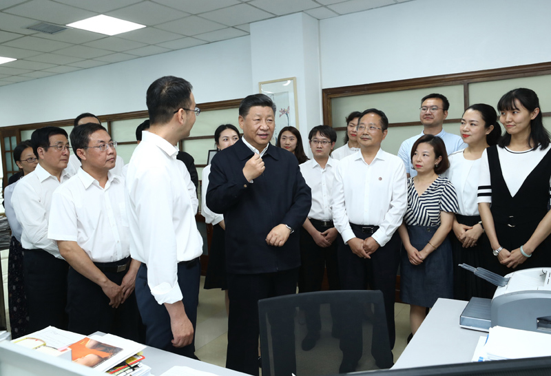 8月19日至22日，中共中央總書(shū)記、國家主席、中央軍委主席習近平在甘肅考察。這是21日下午，習近平在《讀者》編輯部同工作人員交流，勉勵他們?yōu)槿嗣裉峁└鄡?yōu)秀精神食糧。