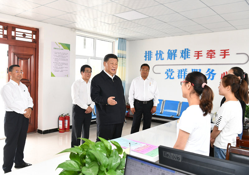 8月19日至22日，中共中央總書(shū)記、國家主席、中央軍委主席習近平在甘肅考察。這是21日上午，習近平在武威市古浪縣黃花灘生態(tài)移民區富民新村黨群服務(wù)中心考察。